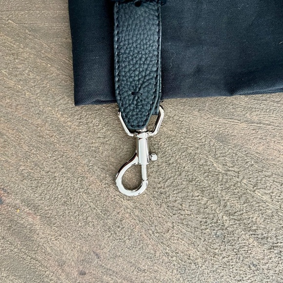 The Iconic FENDI PEEKABOO SELLERIA
Medium Size with 2 way shoulder strap - Picture 11 of 12